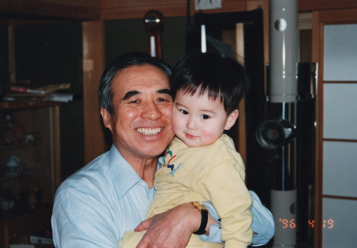 1歳の誕生日、祖父 冨田重次郎に抱かれる冨田あきしげ（1996年）