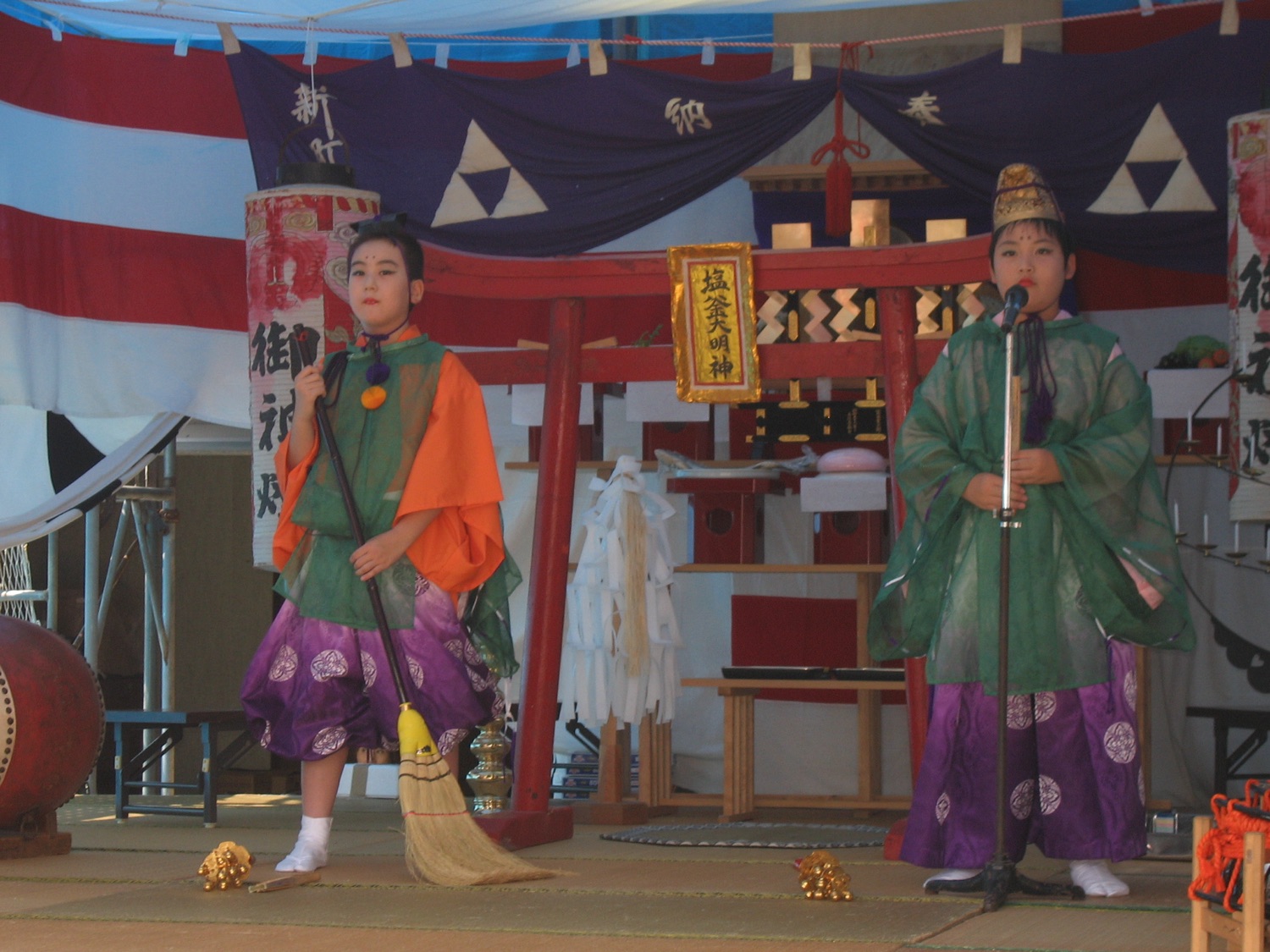 白八幡宮大祭で伝統の役をつとめる少年時代の冨田あきしげ（2005年）