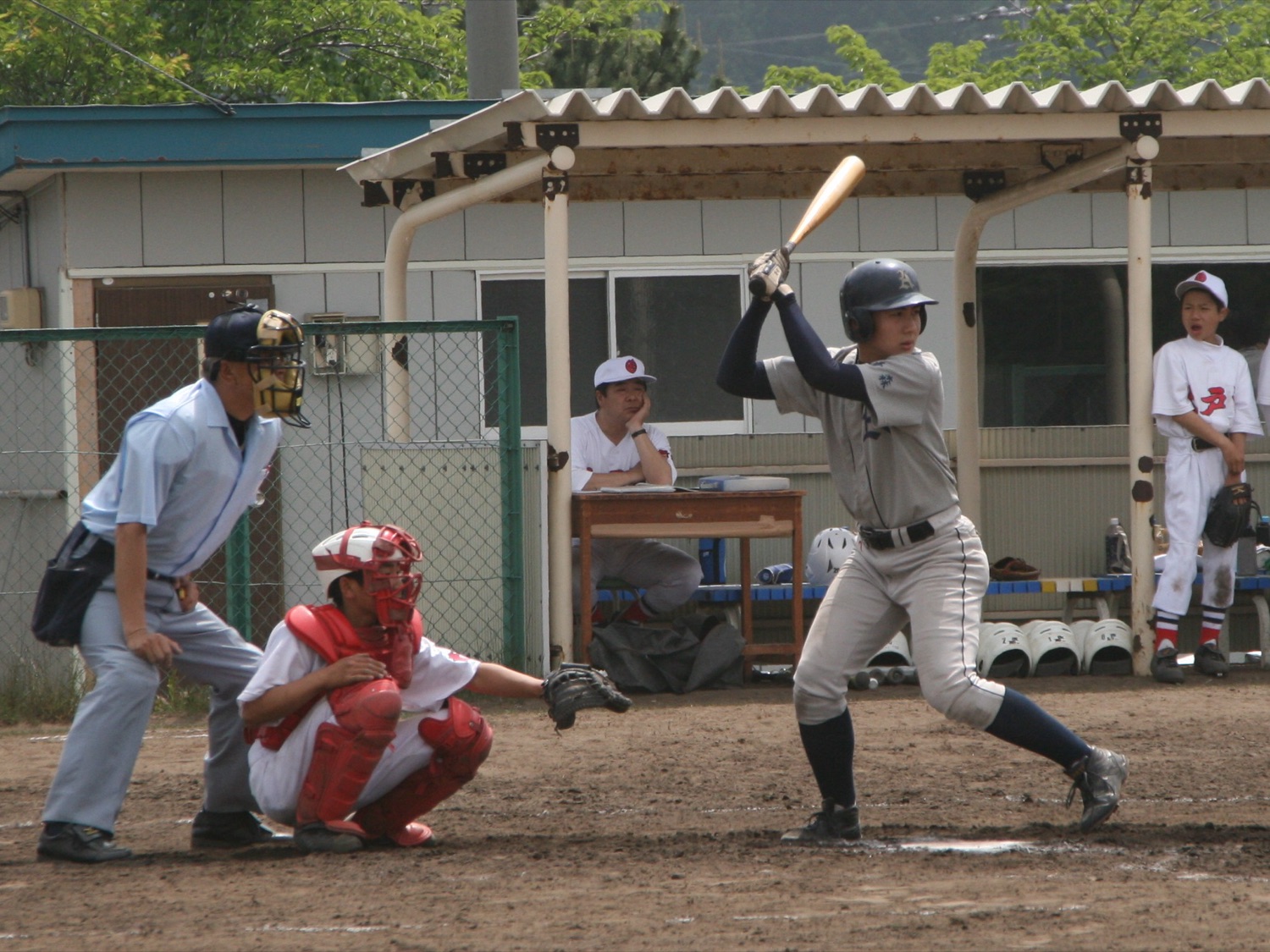 中学校の野球部で試合にのぞむ冨田あきしげ（2010年）