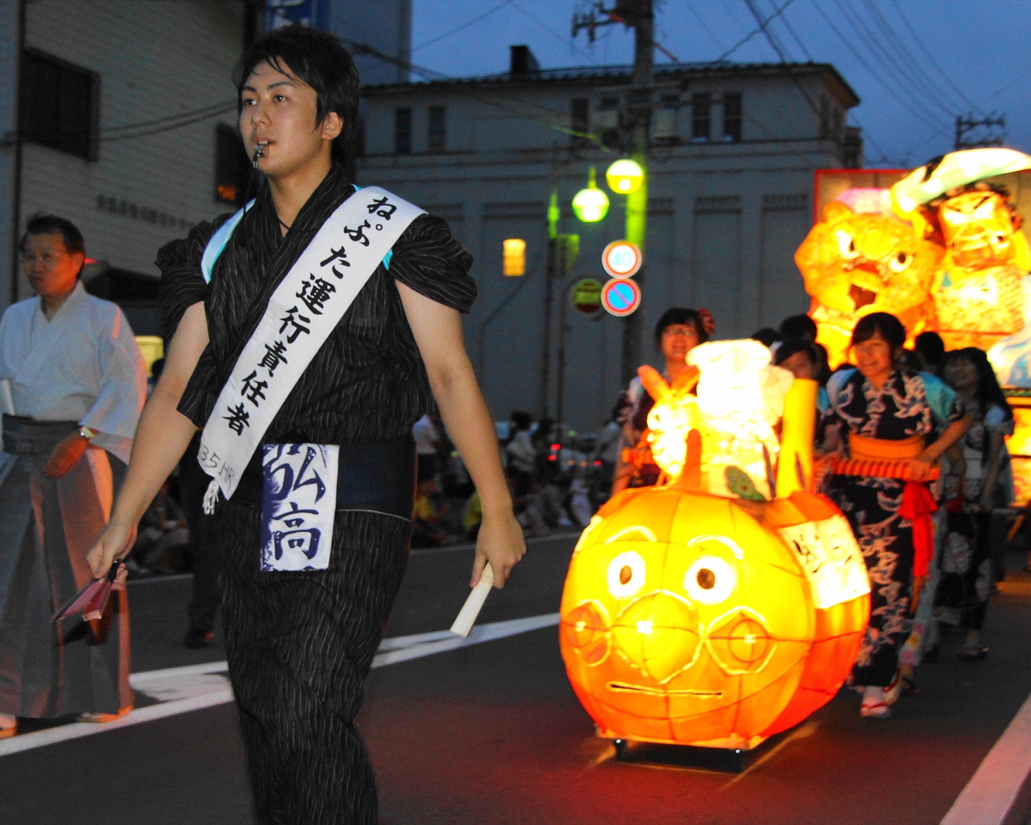 弘前高校ねぷたで運行責任者をつとめる高校時代の冨田あきしげ（2013年）